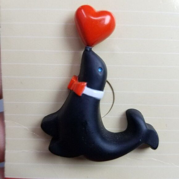 Vintage Hallmark Valentine Lapel Pin 1984 NOS Seal Heart Bowtie, Happy Hearts - Picture 2 of 9